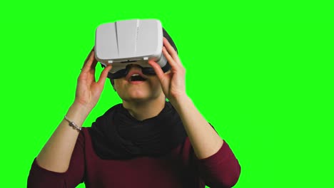mujer girando la cabeza con un auricular vr encendido
