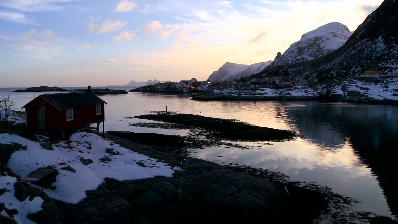 Una cabaña solitaria se encuentra en una bahía en las Islas Lofoten del Ártico, Noruega 1.