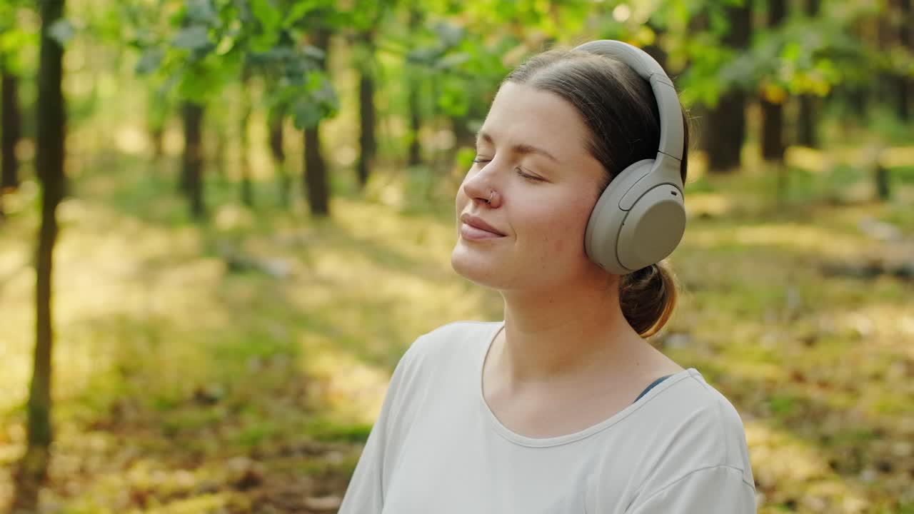 숲에서 음악을 듣는 여자