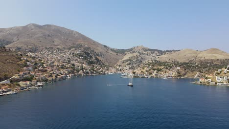 Dolly-Aéreo-A-La-Montañosa-Ciudad-Mediterránea-En-La-Isla-Griega-Symi-En-Verano