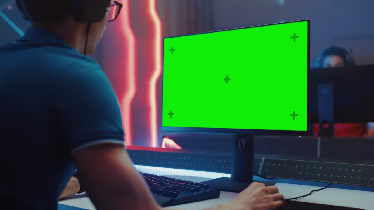 en el campeonato de videojuegos, el jugador de esports profesional juega en la pantalla clave de croma verde de la computadora personal. transmisión en vivo en línea del torneo de ciberjuegos.