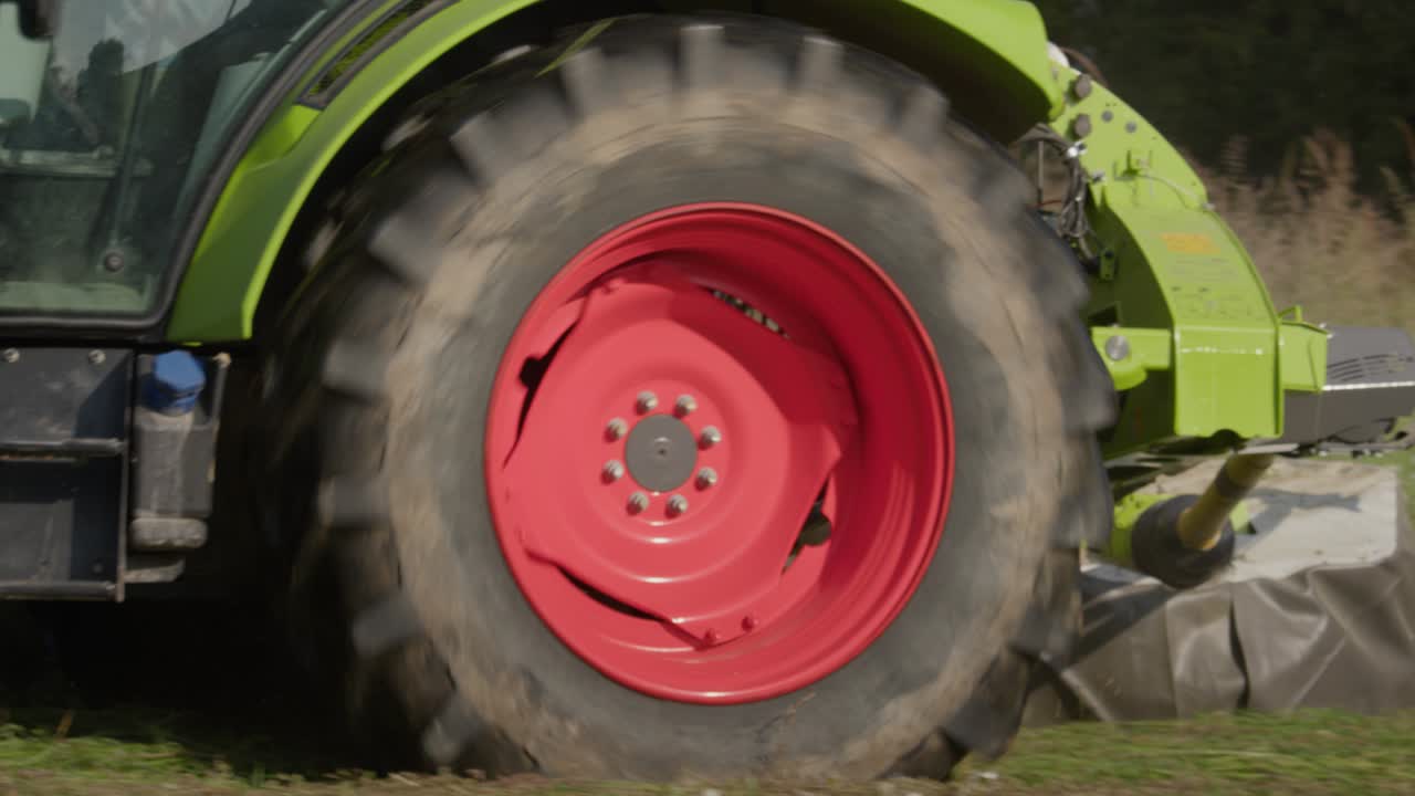 잔디 기 기계 에 타고 잔디 를 는 사람