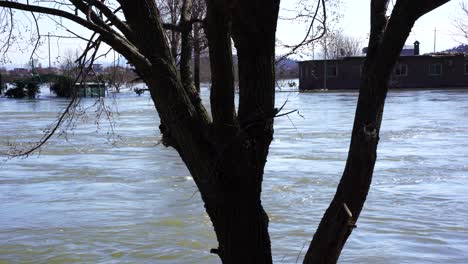 Das-Rauschende-Wasser-Des-Buna-Flusses-überschwemmt-Die-Häuser-Und-Landwirtschaftlichen-Flächen-Nach-Heftigen-Regenfällen-In-Albanien