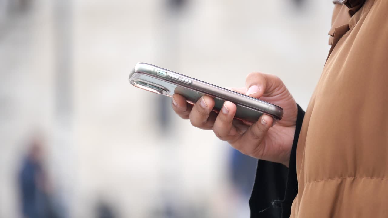Person, der bruger smartphone udendørs