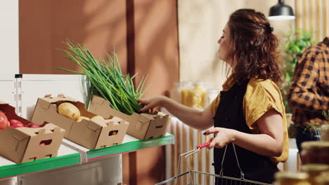 mujer llenando los estantes de los supermercados ecológicos