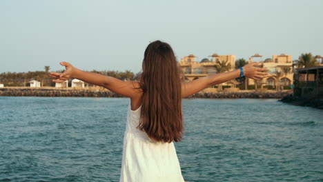 Junge-Frau-Mit-Langen-Haaren-Genießt-Den-Warmen-Wind-An-Der-Strandpromenade-Im-Badeort.