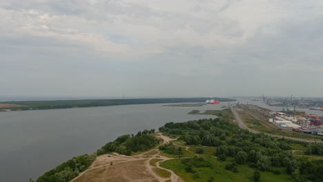 Laguna-Curroniana-Y-Puerto-De-Klaipeda,-Vista-Aérea-De-Drones