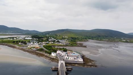 toma aérea de achill sound con el puente michael davitt que lleva a la isla achill