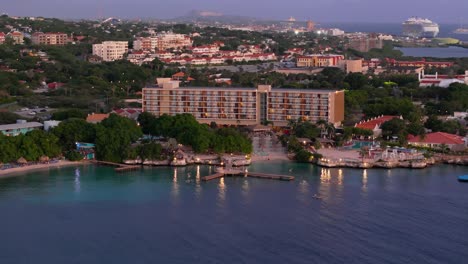 drone órbita y empujar en el hotel con muelles de madera con vistas a las hermosas aguas del caribe