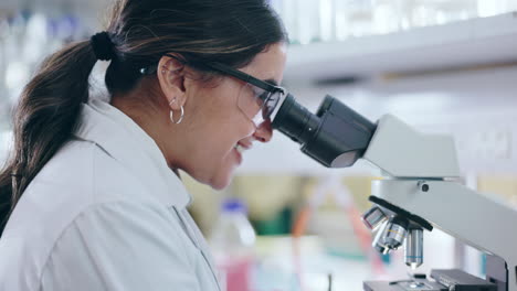el microscopio, el científico feliz