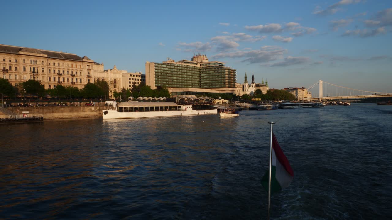 Navigazione sul Danubio a Budapest, con un grande hotel sullo sfondo, Ungheria
