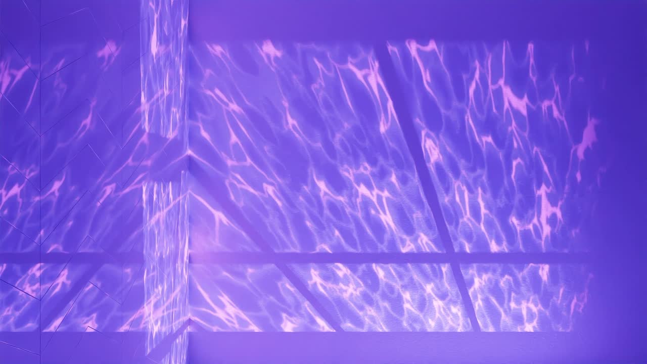 보라색으로 된 진정성: 수영장 표면의 수직에 있는 빛 패턴