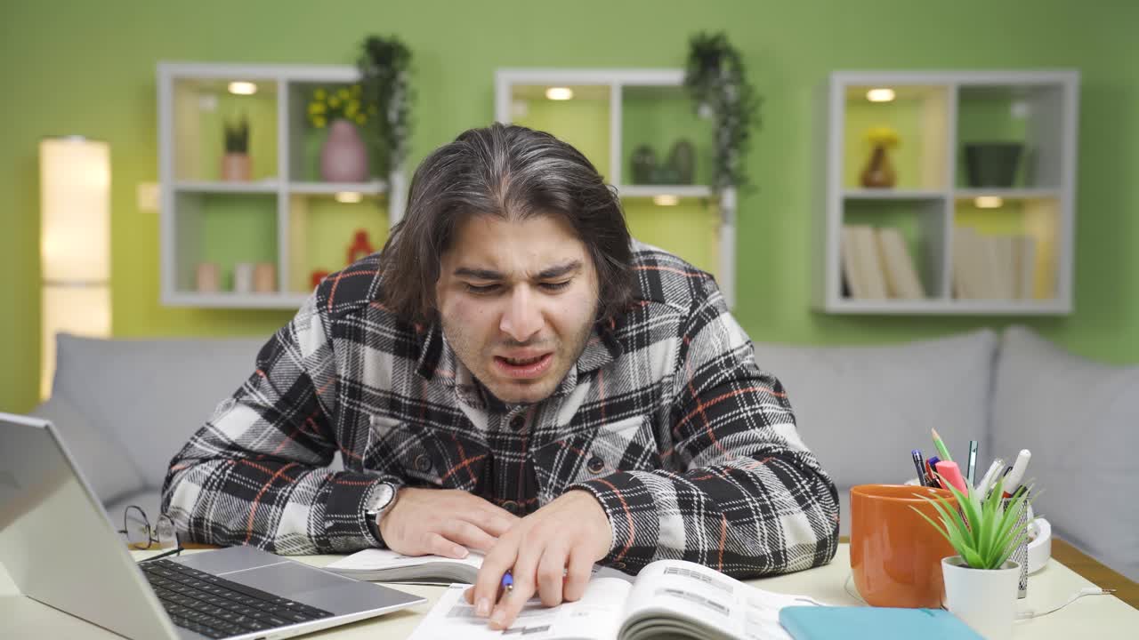 un joven con discapacidad visual usa gafas.