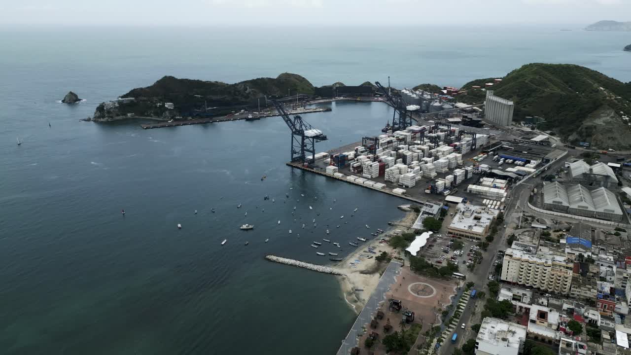 산타마르타 콜롬비아 베이 포트 로다데로 해변 바다 풍경과 동네 위의 공중 파노라마 드론