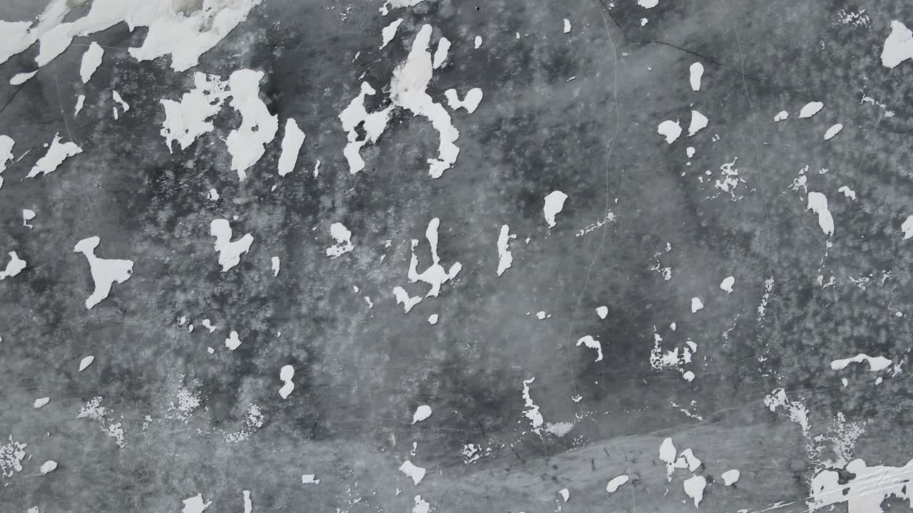 una vista de pájaro de la plataforma de hielo en el lago muskegon