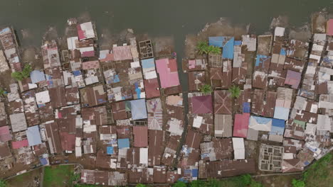 Imágenes-Aéreas-De-Arriba-Hacia-Abajo-De-Un-Barrio-En-Freetown,-Sierra-Leona,-Que-Está-Justo-Al-Lado-Del-Agua