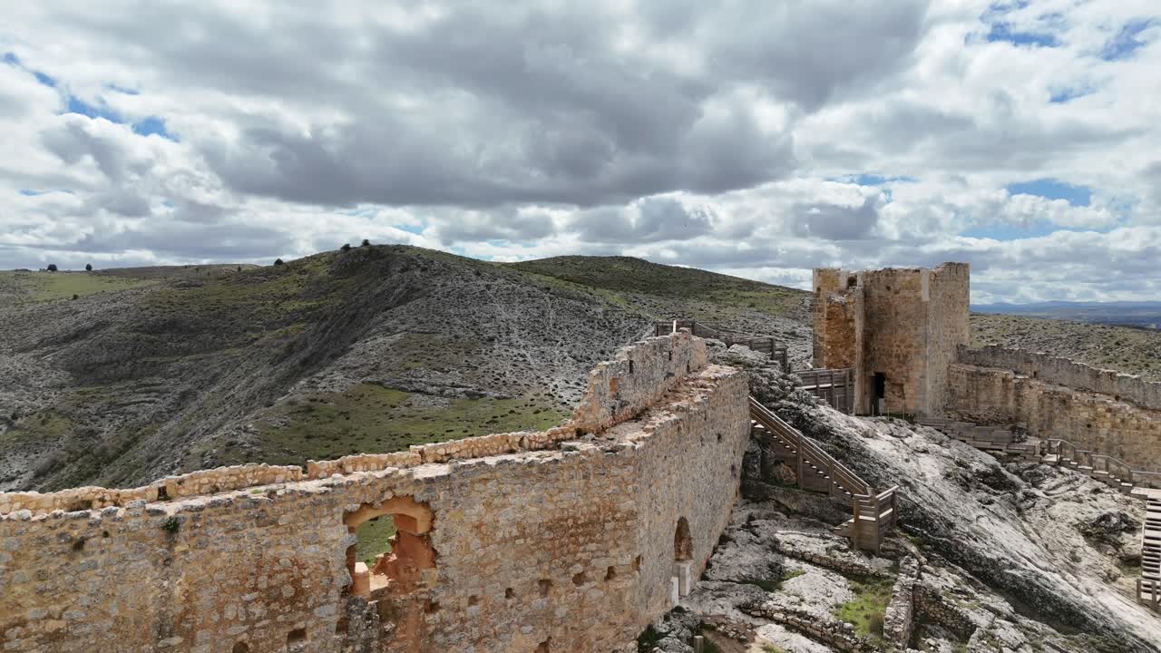 vuelo aéreo de drones giratorios alrededor de un castillo medieval en burgo de osma ciudad medieval en soria, españa