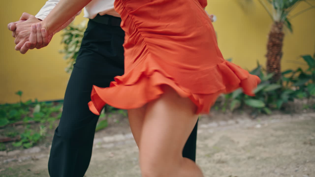 jóvenes bailarines callejeros moviéndose seductoramente en el parque de la ciudad.