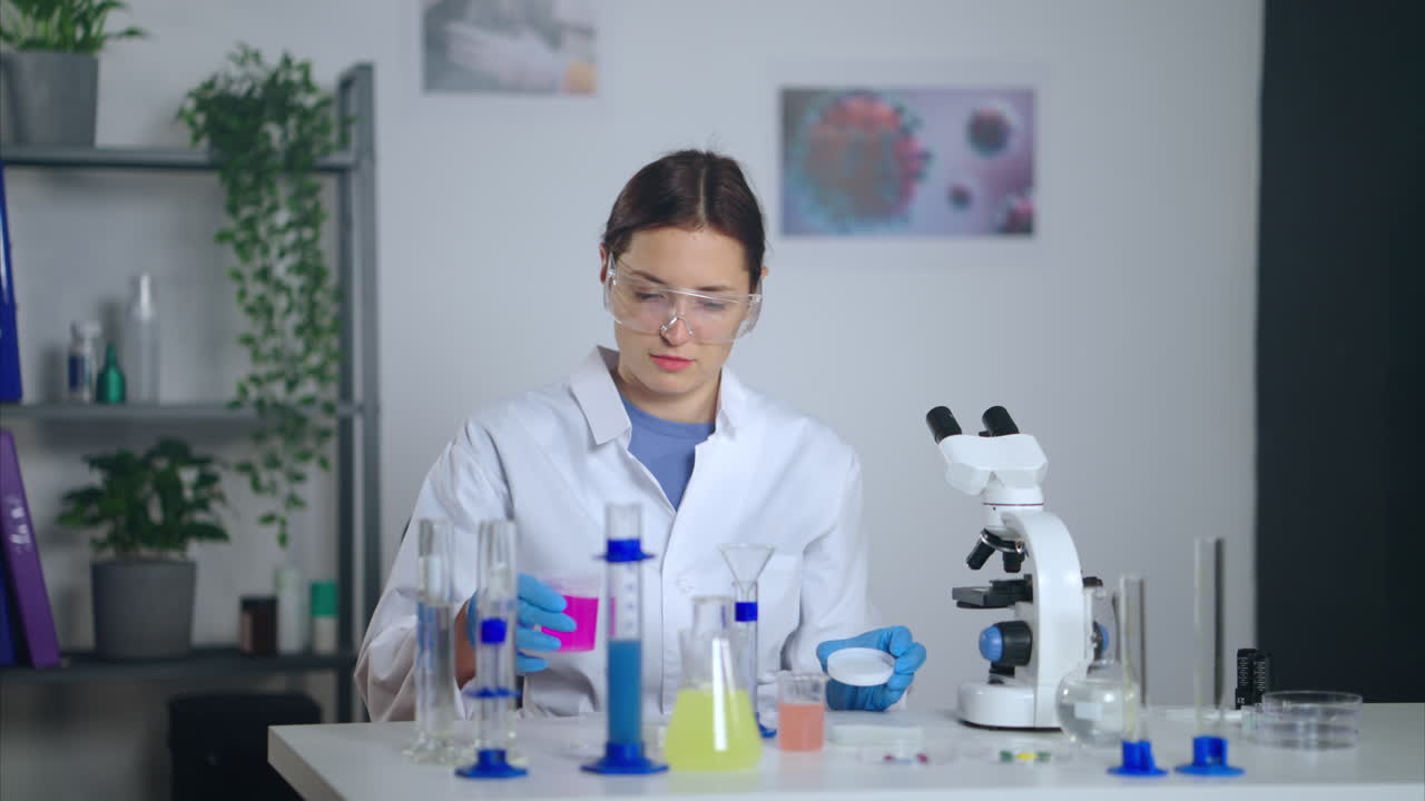 científico que lleva a cabo experimentos en un entorno de laboratorio