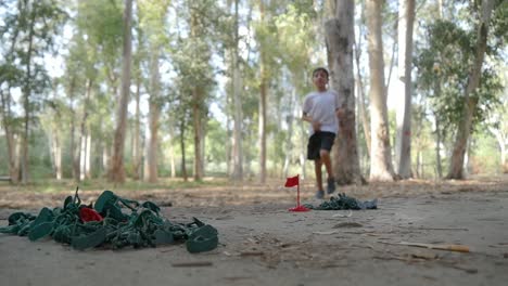 Un-Niño-Corre-Hacia-Su-Ejército-De-Juguetes,-Hombres-Emocionados-De-Jugar-En-El-Parque