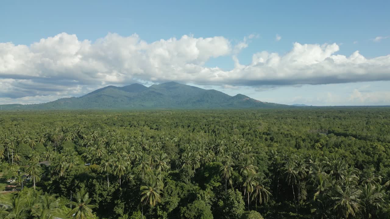 ariel vista pugu y la playa de la aldea de siar, kuching, sarawak