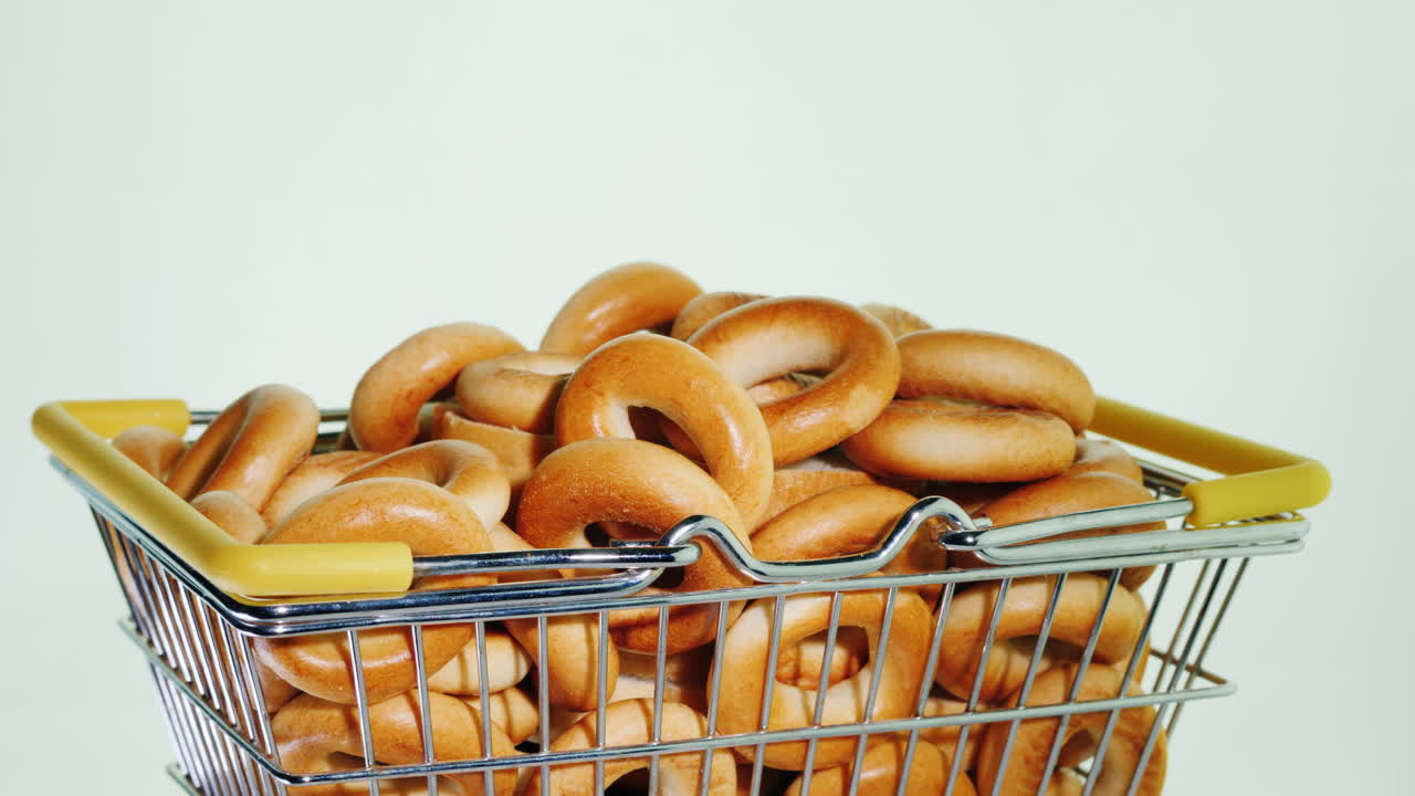 미니어처 4k 비디오의 쇼핑 카트에 있는 작은 베이글