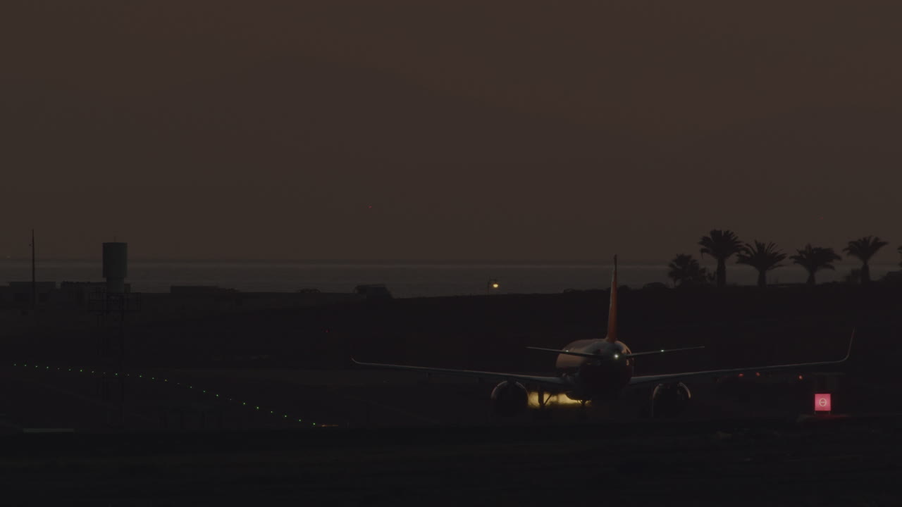 avión taxiando por la pista de aterrizaje