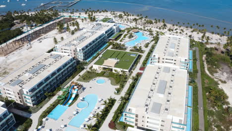 lujoso patio del complejo hotelero con piscinas y toboganes de agua