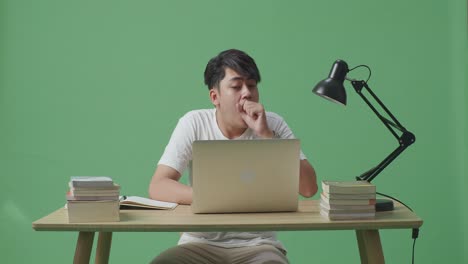 노트북에서 일하는 학생