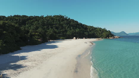 Drone-advancing-over-one-of-the-most-beautiful-beaches-in-the-world,-Campeche-beach