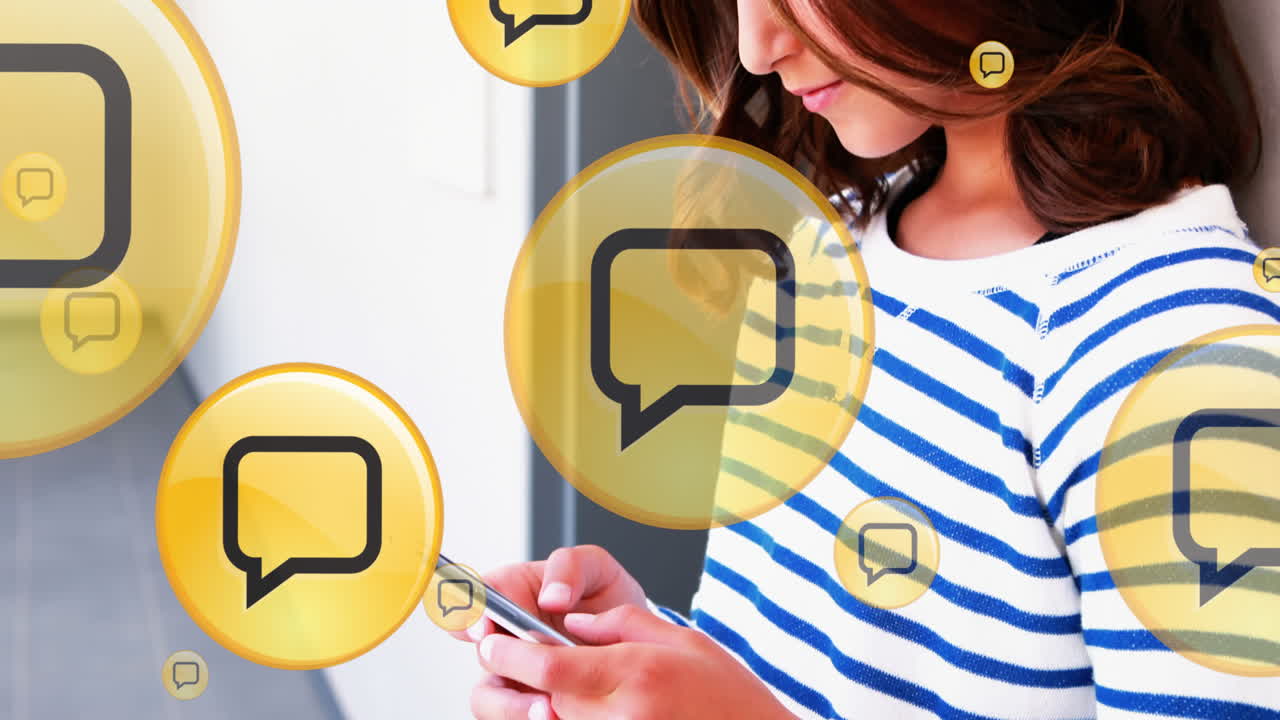 animación de iconos digitales sobre una mujer usando un teléfono inteligente