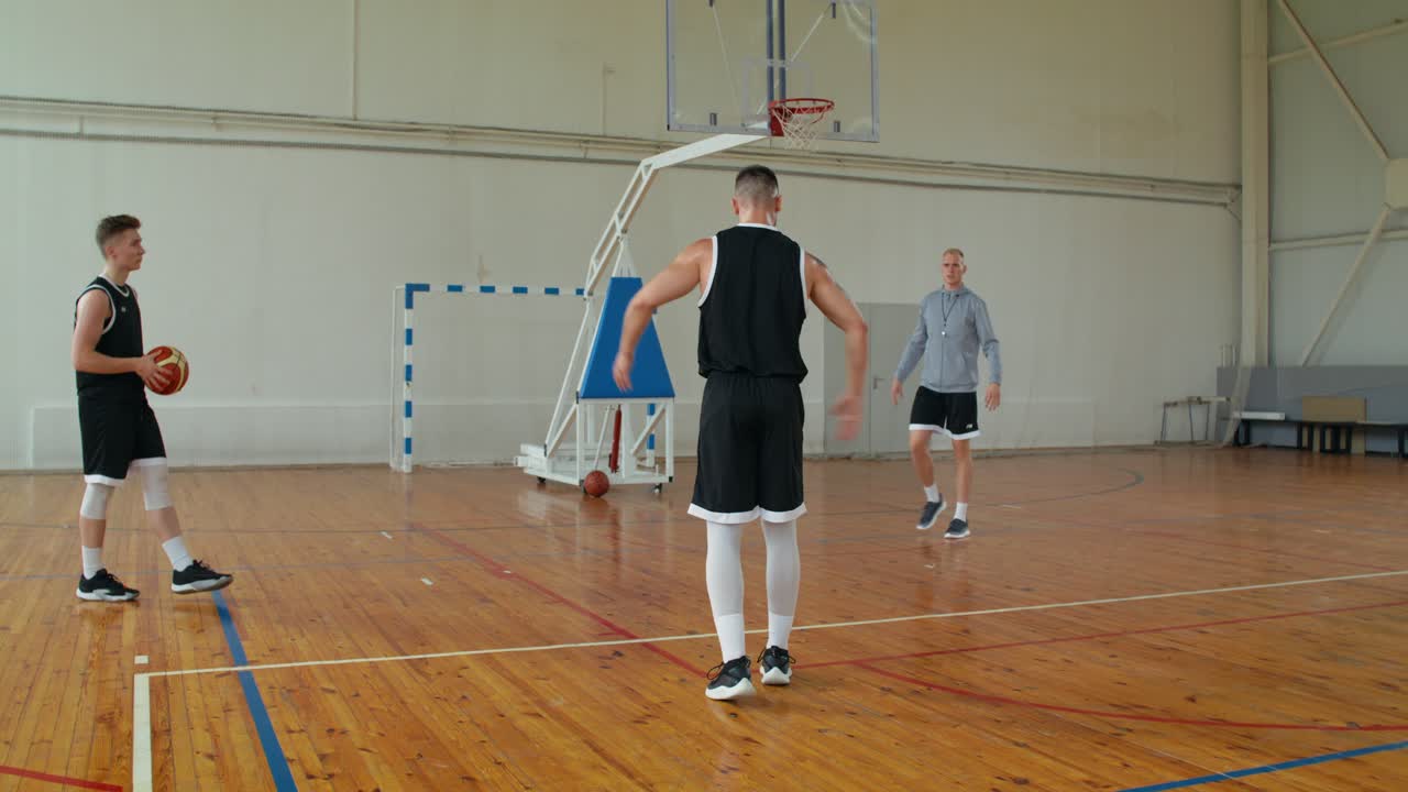 Giocatori di basket in una palestra