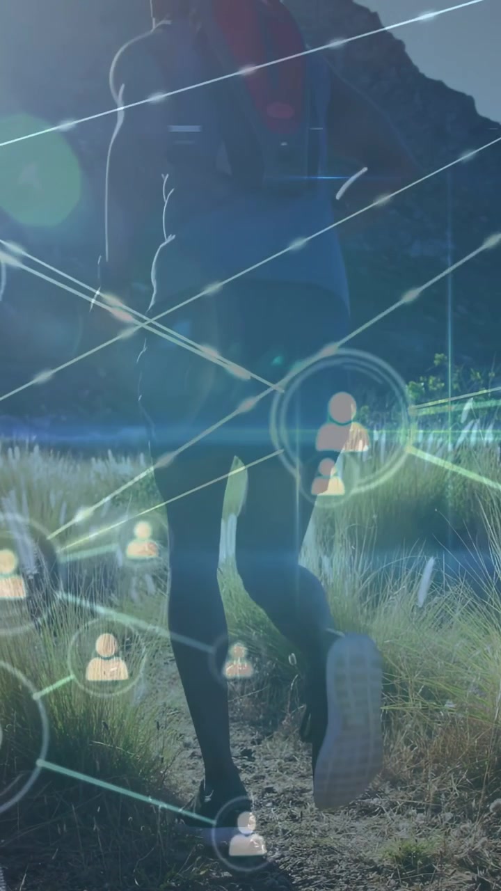 Video verticale: Uomo con zaino che cammina su un sentiero, HUD che appare e forma una rete tecnologica per il tracciamento