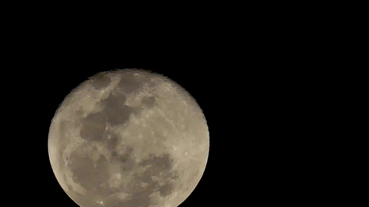 Super Lua Cheia Em Céu Escuro