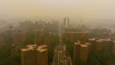 Neblina-De-Incendios-Forestales-En-Harlem,-Nueva-York,-Estados-Unidos,-Vista-Aérea-Hacia-Atrás-Sobre-La-Calle-135-Este-Y-El-Puente-De-Park-Avenue