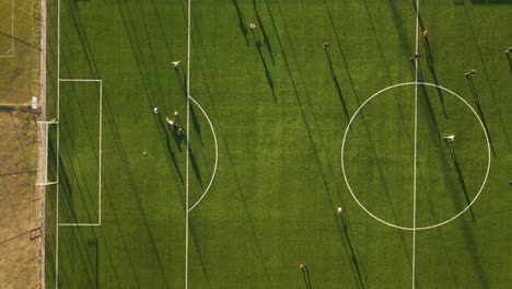 Toma-Aérea-De-Pájaros-Del-Equipo-Pasando-Y-Marcando-Un-Gol-Durante-El-Partido-De-Fútbol-En-El-Estadio