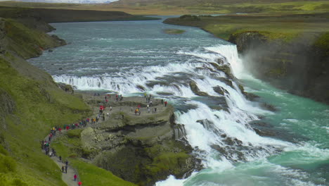 imágenes en cámara lenta de gullfoss - cascada ubicada en el cañón del río hvita en el suroeste de islandia