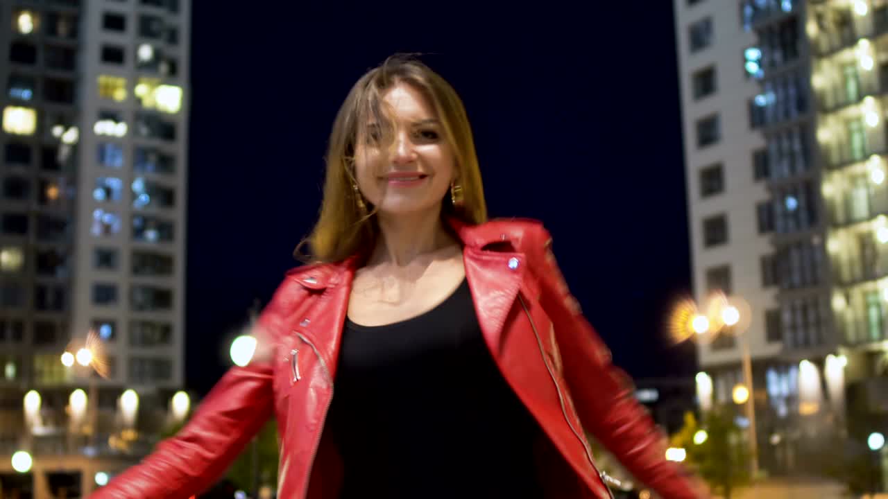 hermosa mujer giratoria en el fondo de la ciudad nocturna