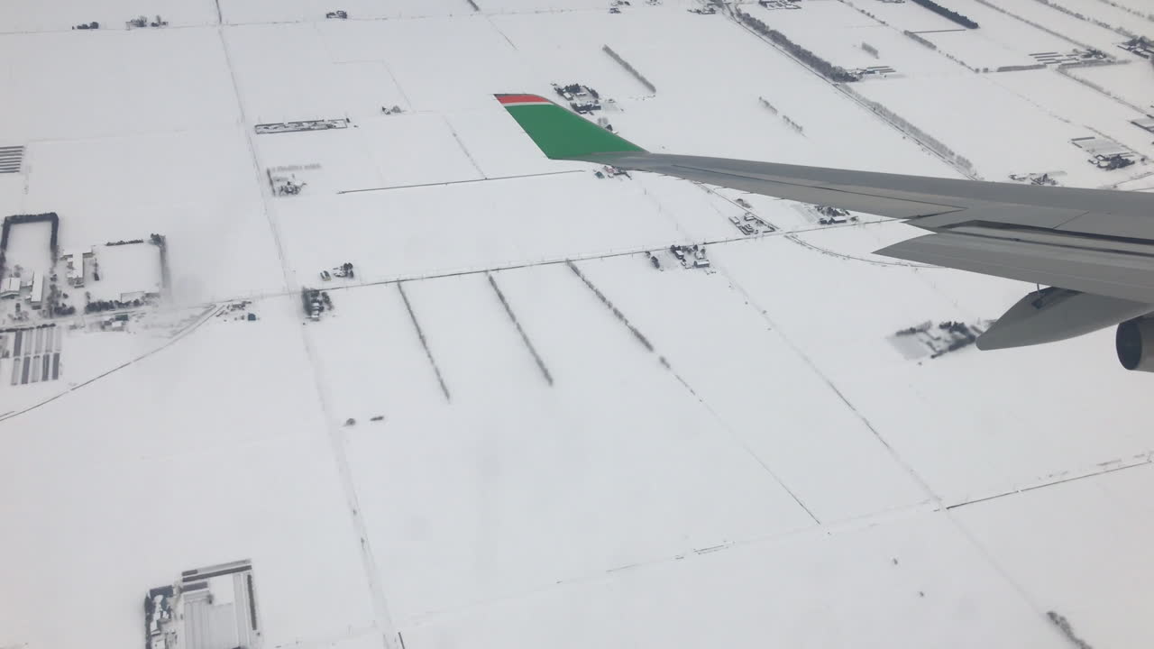 avión de ala sobre la tierra de hokkaido, japón