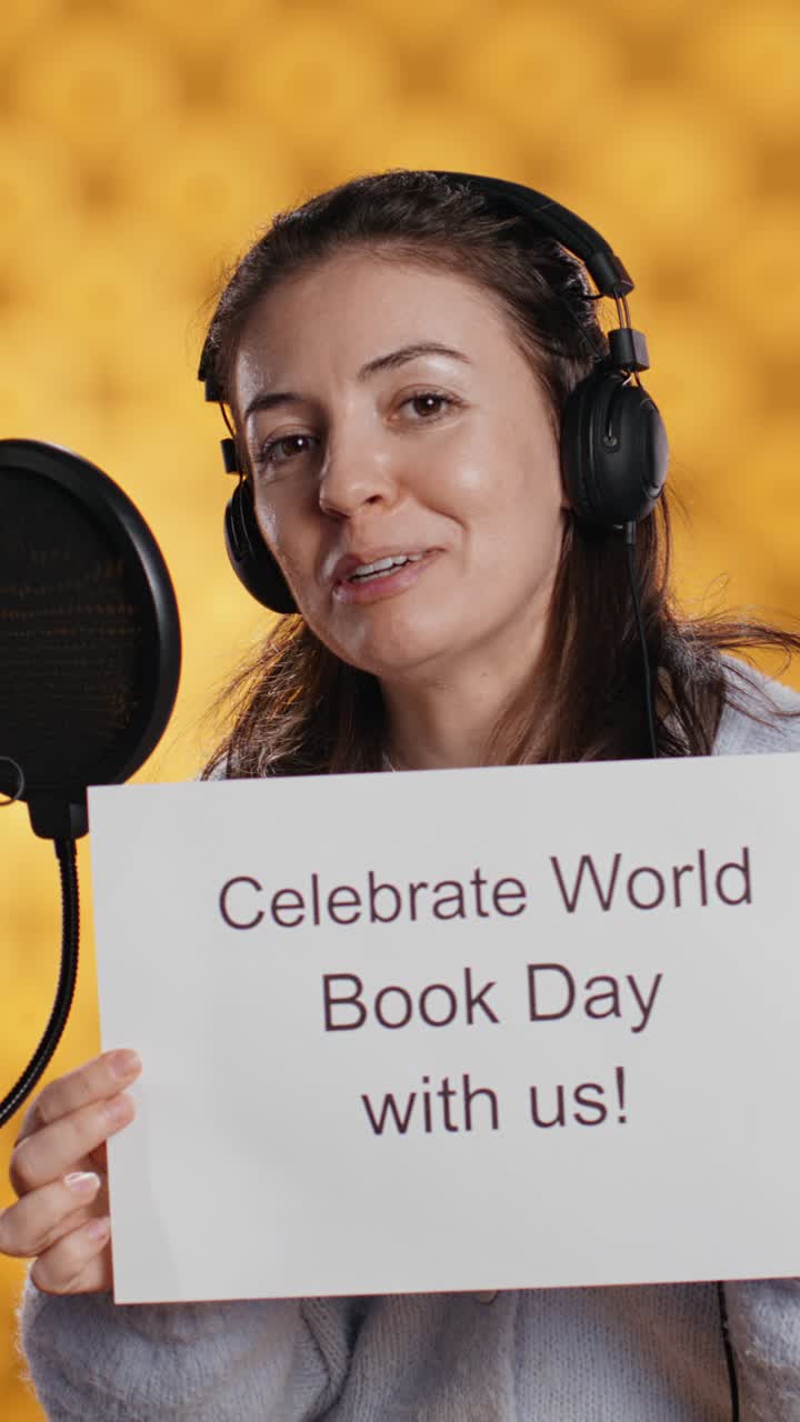 Donna con cuffie che registra un podcast con il cartello della Giornata mondiale del libro