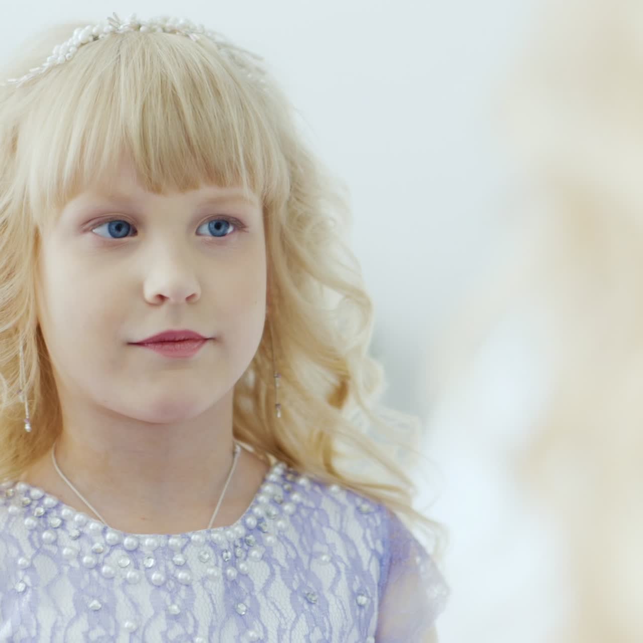 una joven está haciendo un peinado elegante 3