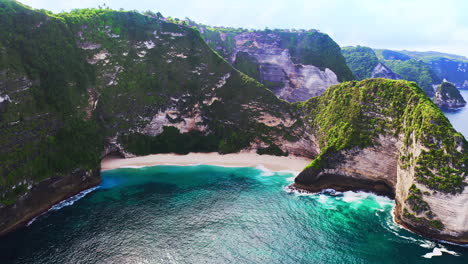 Kelingking-beach-with-exotic-lagoon-below-steep-rock-cliffs,-Indonesia