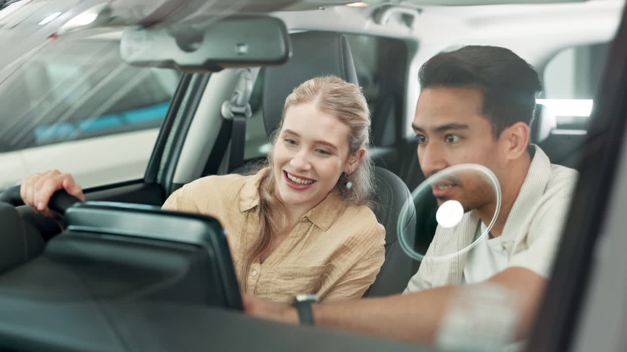 una pareja en un coche.