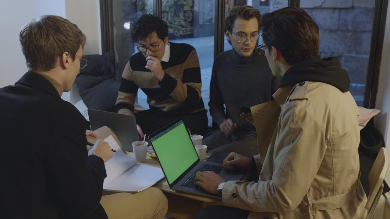 empresarios hablando de trabajo en el café