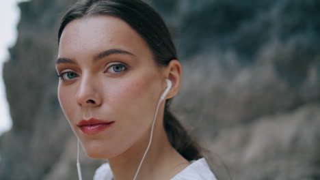 retrato de una mujer escuchando música por auriculares sandy hill. niña disfrutando de la canción vertical