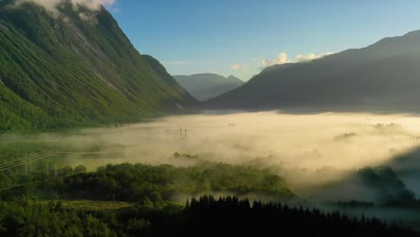 Morgennebel-über-Dem-Tal-Zwischen-Den-Bergen-Im-Sonnenlicht.-Nebel-Und-Wunderschöne-Natur-Norwegischer-Luftaufnahmen.