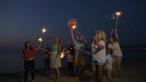 Gente-Teniendo-Fiesta-Nocturna-En-La-Playa