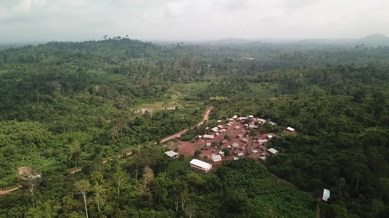 Fjern droneudsigt af en afsides afrikansk landsby i Ghana.