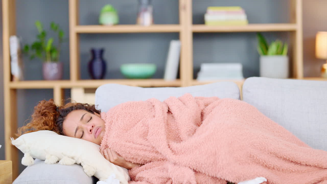 mujer enferma que sufre de gripe mientras está acostada