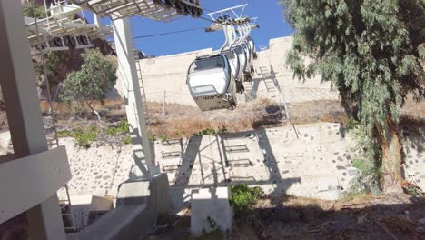 teleféricos bajando a la estación en el pueblo de fira en santorini, grecia